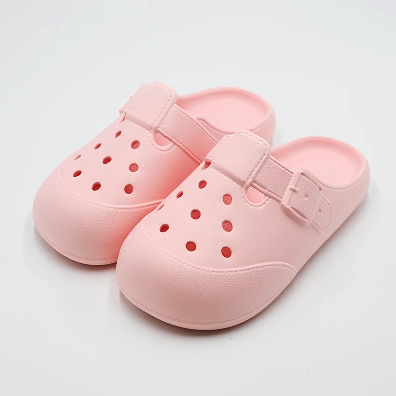 پلٹائیں فلاپ بمقابلہ سلائیڈز: موسم گرما کے دائیں جوتے کا انتخاب